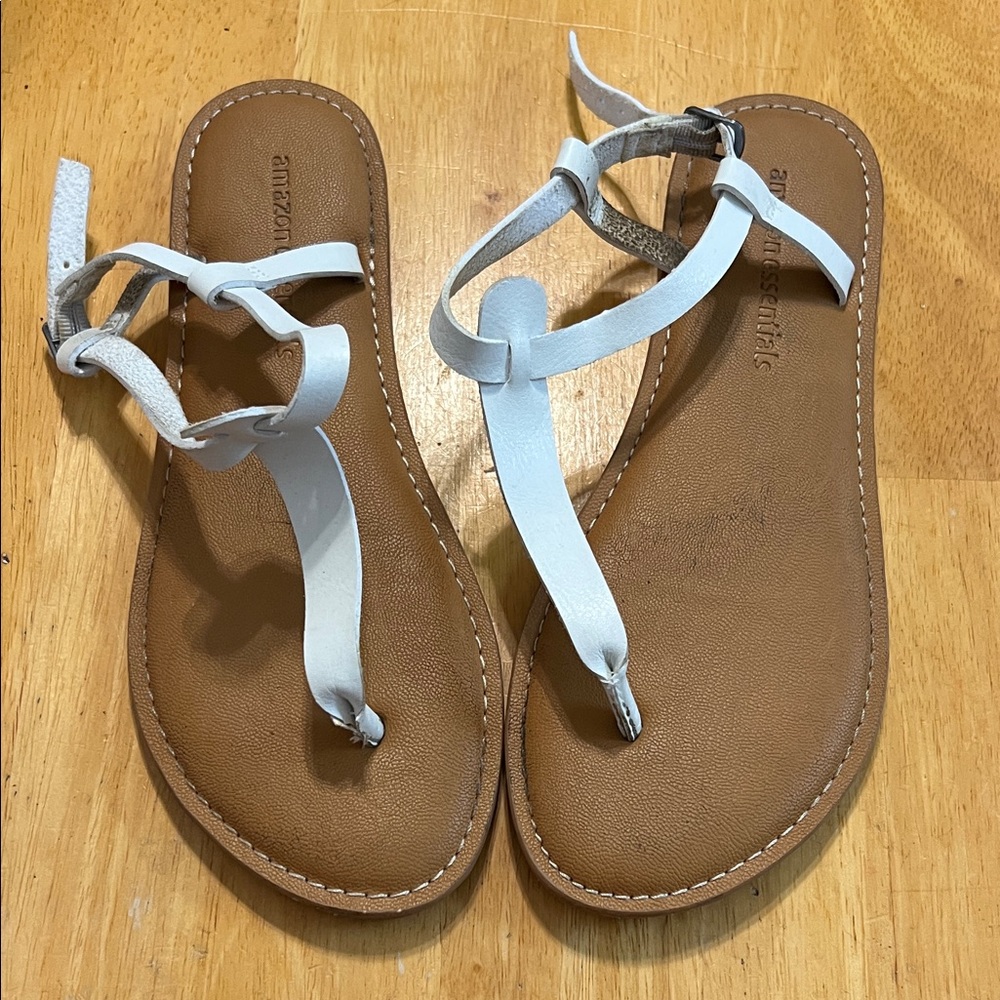 Amazon Essentials Women's White and Tan Sandals